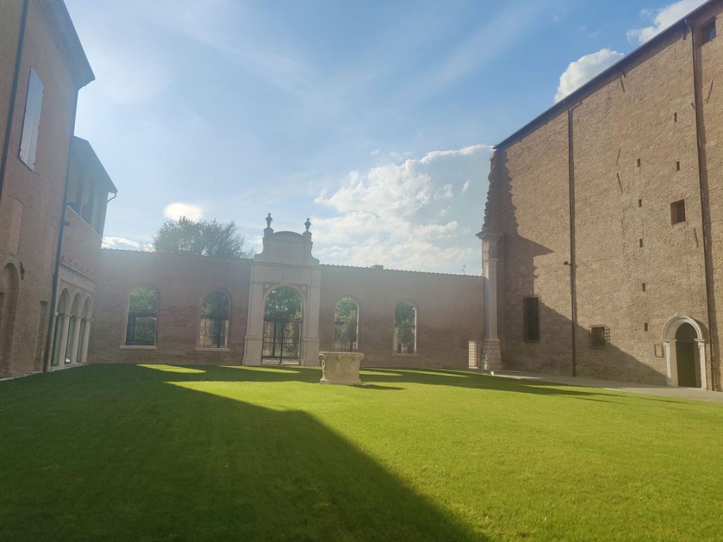 Courtyard - Palazzo dei diamanti